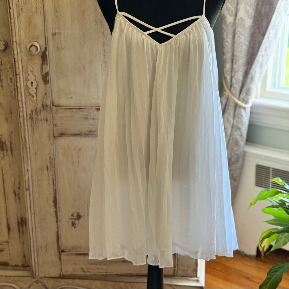 Guess Trapeze baby doll pleated dress/shirt w/spaghetti straps. white.Medium.Y2K